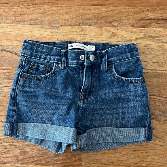 Girls Levi’s shorts - Picture 1 of 2